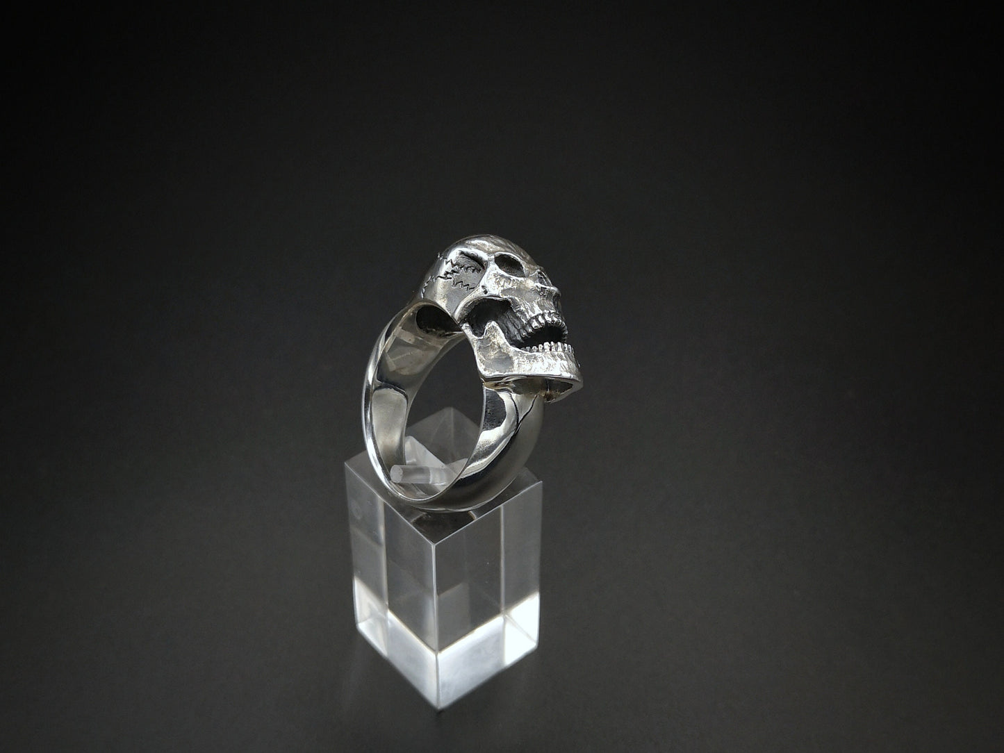 Large solid silver screaming skull ring