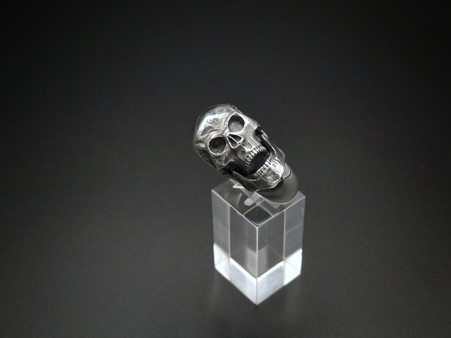 Large solid silver screaming skull ring