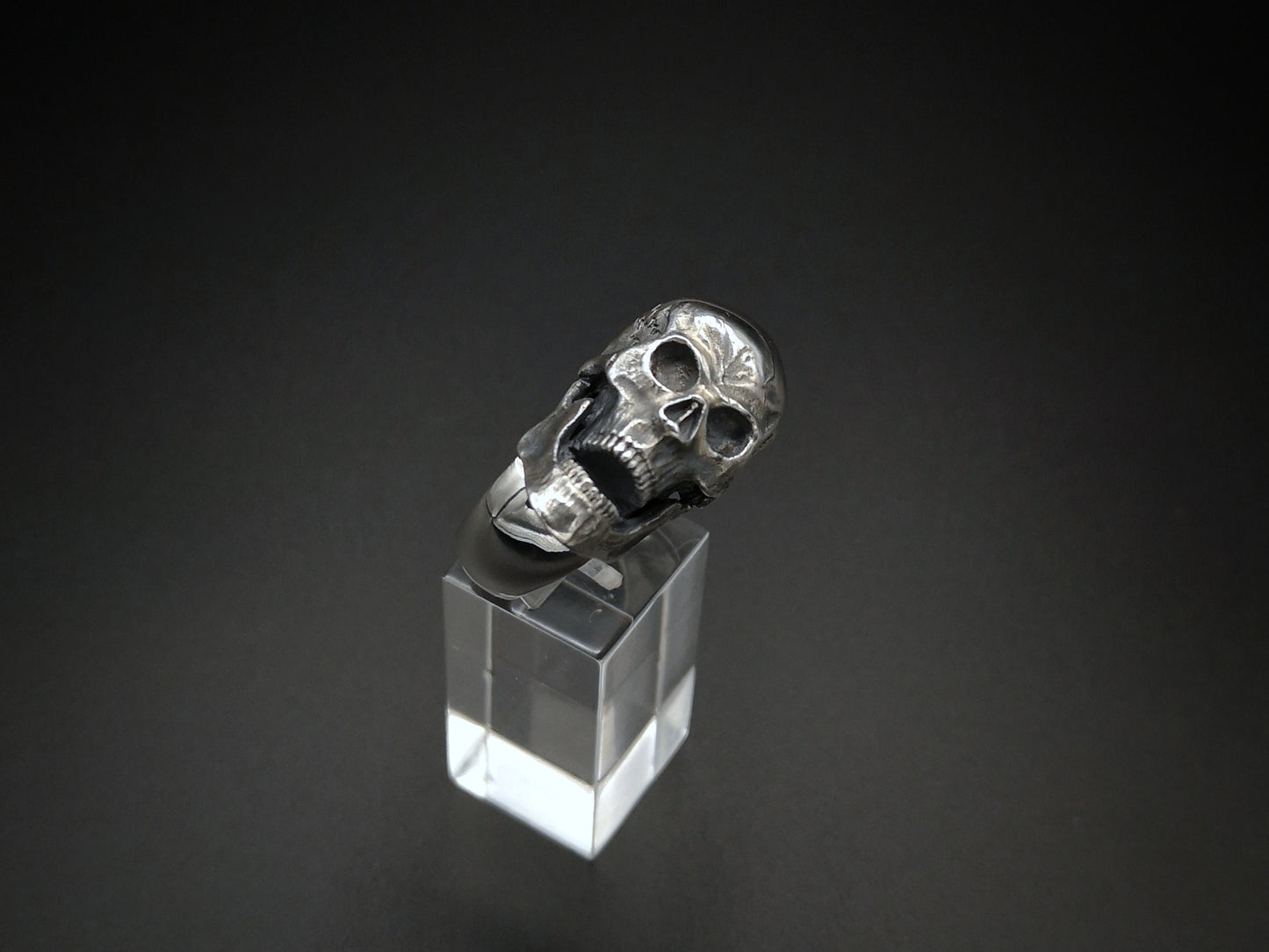 Large solid silver screaming skull ring